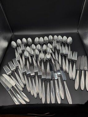 Oneida Madeline Flatware 53 PC Set Knife Dinner Salad Fork Soup Spoon Teaspoon